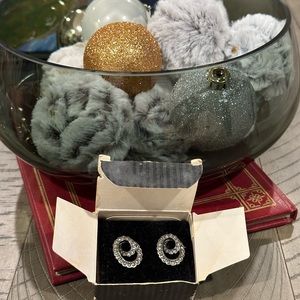 Vintage Avon Heirloom Accent Earring Set - silver - circa 1992, Pierced!